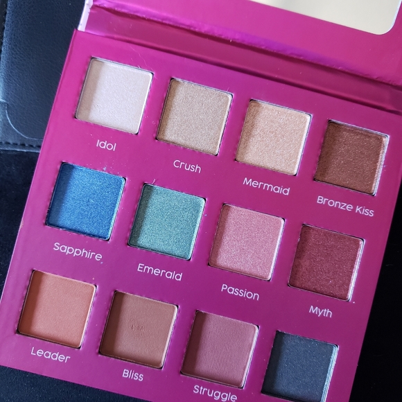 Farmasi Iconic Palette - Picture 2 of 3